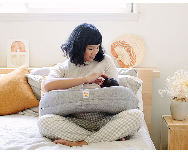 Ergobaby ナチュラルカーブ・ナーシングピロー グレー ベルト付き 授乳クッション 抱き枕 ナチュラルカーブ お洗濯可能 授乳まくら 授乳クッション 洗える カバー 妊婦 授乳 出産準備 出産祝い