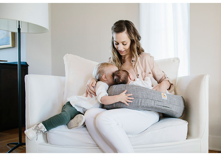 Ergobaby ナチュラルカーブ・ナーシングピロー グレー ベルト付き 授乳クッション 抱き枕 ナチュラルカーブ お洗濯可能 授乳まくら 授乳クッション 洗える カバー 妊婦 授乳 出産準備 出産祝い