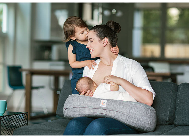 Ergobaby ナチュラルカーブ・ナーシングピロー グレー ベルト付き 授乳クッション 抱き枕 ナチュラルカーブ お洗濯可能 授乳まくら 授乳クッション 洗える カバー 妊婦 授乳 出産準備 出産祝い