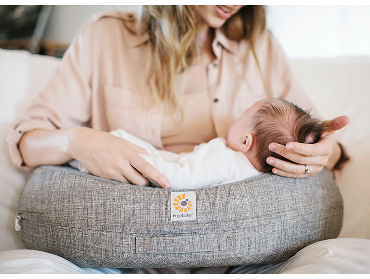 Ergobaby ナチュラルカーブ・ナーシングピロー グレー ベルト付き 授乳クッション 抱き枕 ナチュラルカーブ お洗濯可能 授乳まくら 授乳クッション 洗える カバー 妊婦 授乳 出産準備 出産祝い