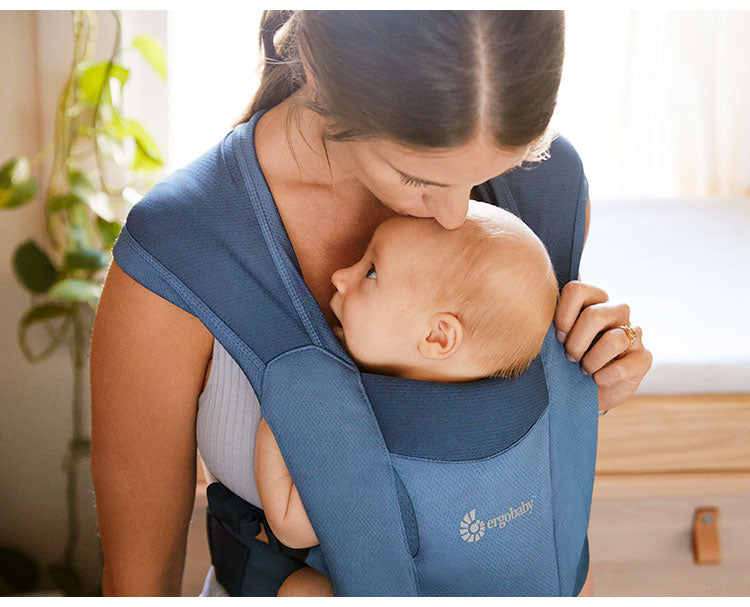 【クーポン適用】Ergobaby EBC EMBRACE Soft Air ブルー 抱っこひも エルゴベビー 新生児 エンブレース ソフトエア 抱っこ紐 ベビーキャリア エルゴ ベビー キャリア ベビーグッズ プレゼント ギフト 出産祝い