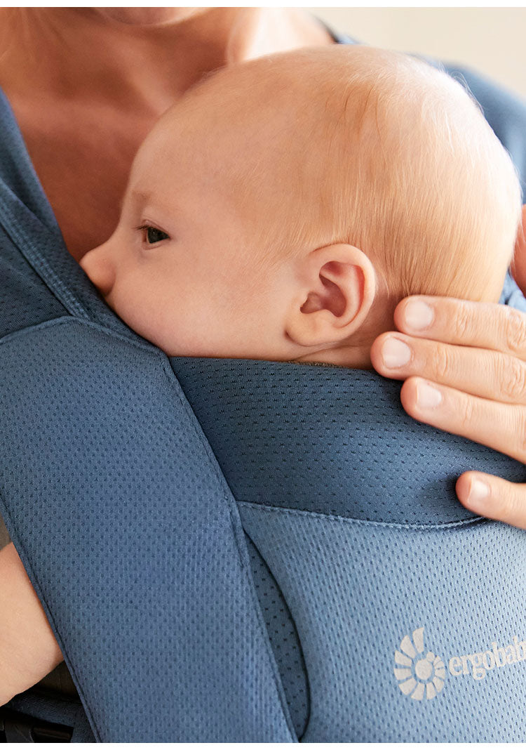 【クーポン適用】Ergobaby EBC EMBRACE Soft Air ブルー 抱っこひも エルゴベビー 新生児 エンブレース ソフトエア 抱っこ紐 ベビーキャリア エルゴ ベビー キャリア ベビーグッズ プレゼント ギフト 出産祝い